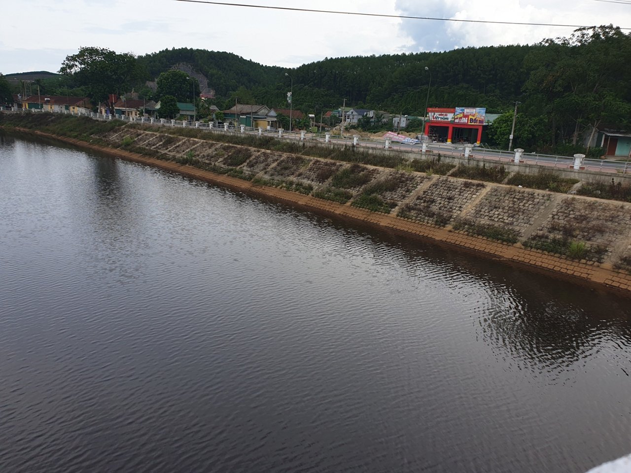 Vùng sông dưới hạ lưu đập dâng Ngàn Trươi - Cẩm Trang (đoạn gần UBND huyện Vũ Quang) cũng đang bị ô nhiễm, màu nước đen vởn đỏ, mùi hôi khó chịu.