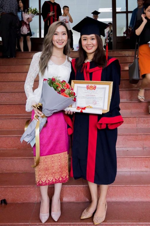 bong-hong-lao-goc-viet-xinh-dep-trong-le-tot-nghiep-tai-hoc-vien-ngoai-giao
