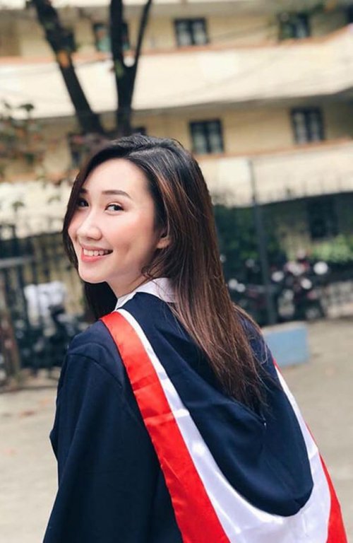 bong-hong-lao-goc-viet-xinh-dep-trong-le-tot-nghiep-tai-hoc-vien-ngoai-giao