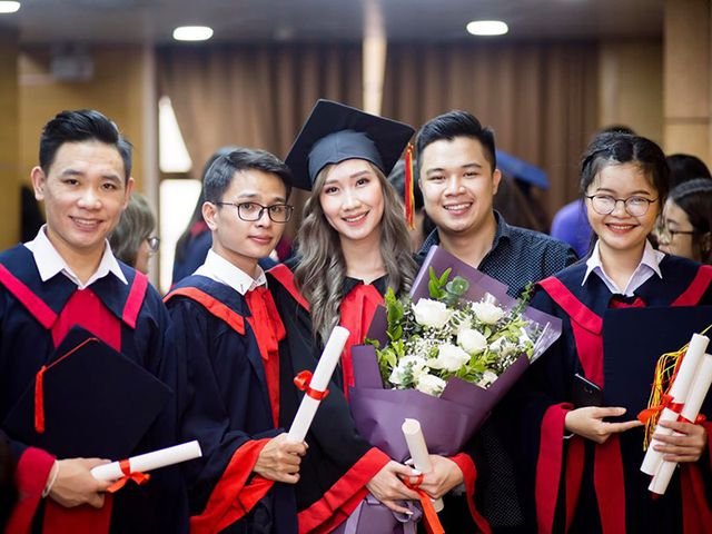 bong-hong-lao-goc-viet-xinh-dep-trong-le-tot-nghiep-tai-hoc-vien-ngoai-giao