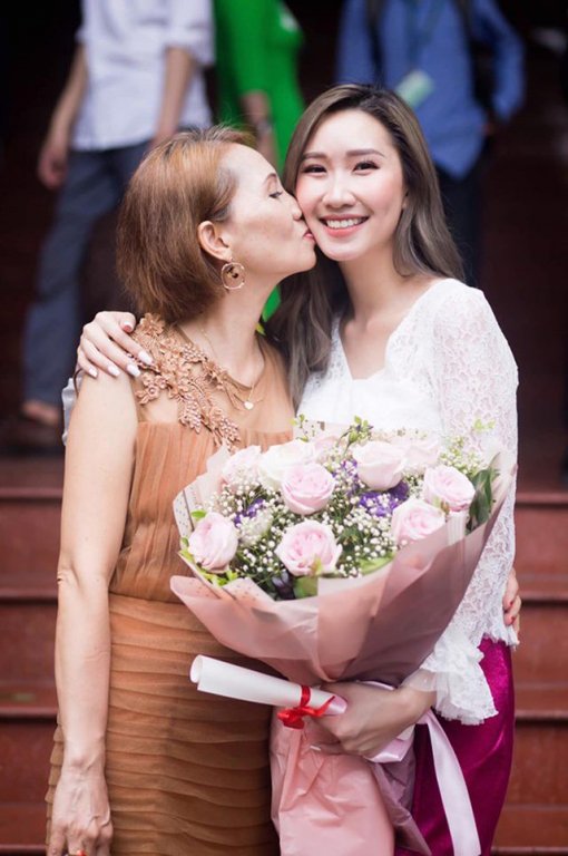 bong-hong-lao-goc-viet-xinh-dep-trong-le-tot-nghiep-tai-hoc-vien-ngoai-giao
