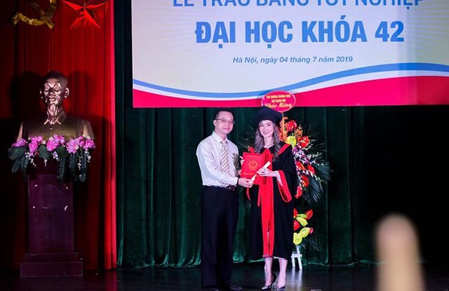 bong-hong-lao-goc-viet-xinh-dep-trong-le-tot-nghiep-tai-hoc-vien-ngoai-giao