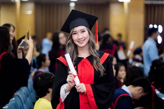 bong-hong-lao-goc-viet-xinh-dep-trong-le-tot-nghiep-tai-hoc-vien-ngoai-giao
