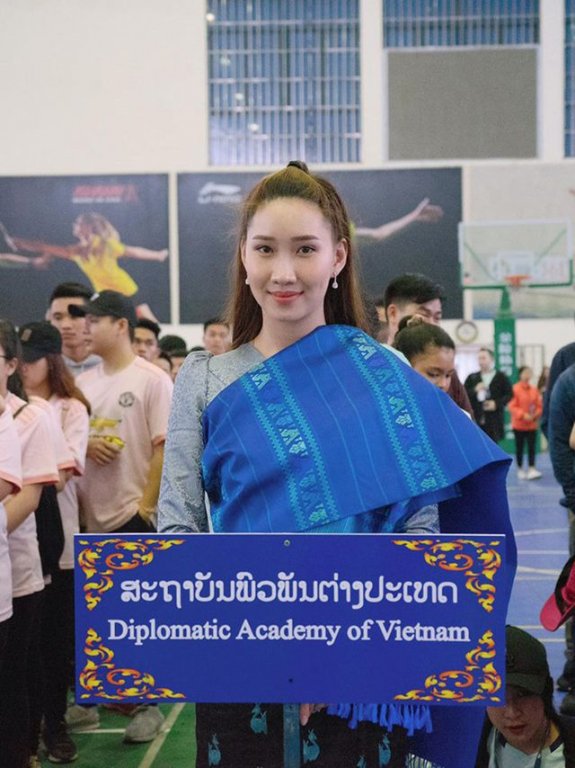 bong-hong-lao-goc-viet-xinh-dep-trong-le-tot-nghiep-tai-hoc-vien-ngoai-giao