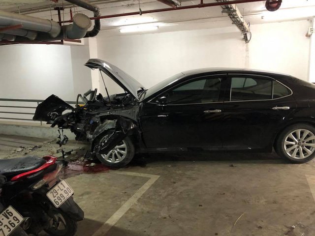 Dân mạng xôn xao vụ Toyota Camry đời mới giá hơn 1 tỷ đồng gặp tai nạn nhưng không bung túi khí - Ảnh 4.