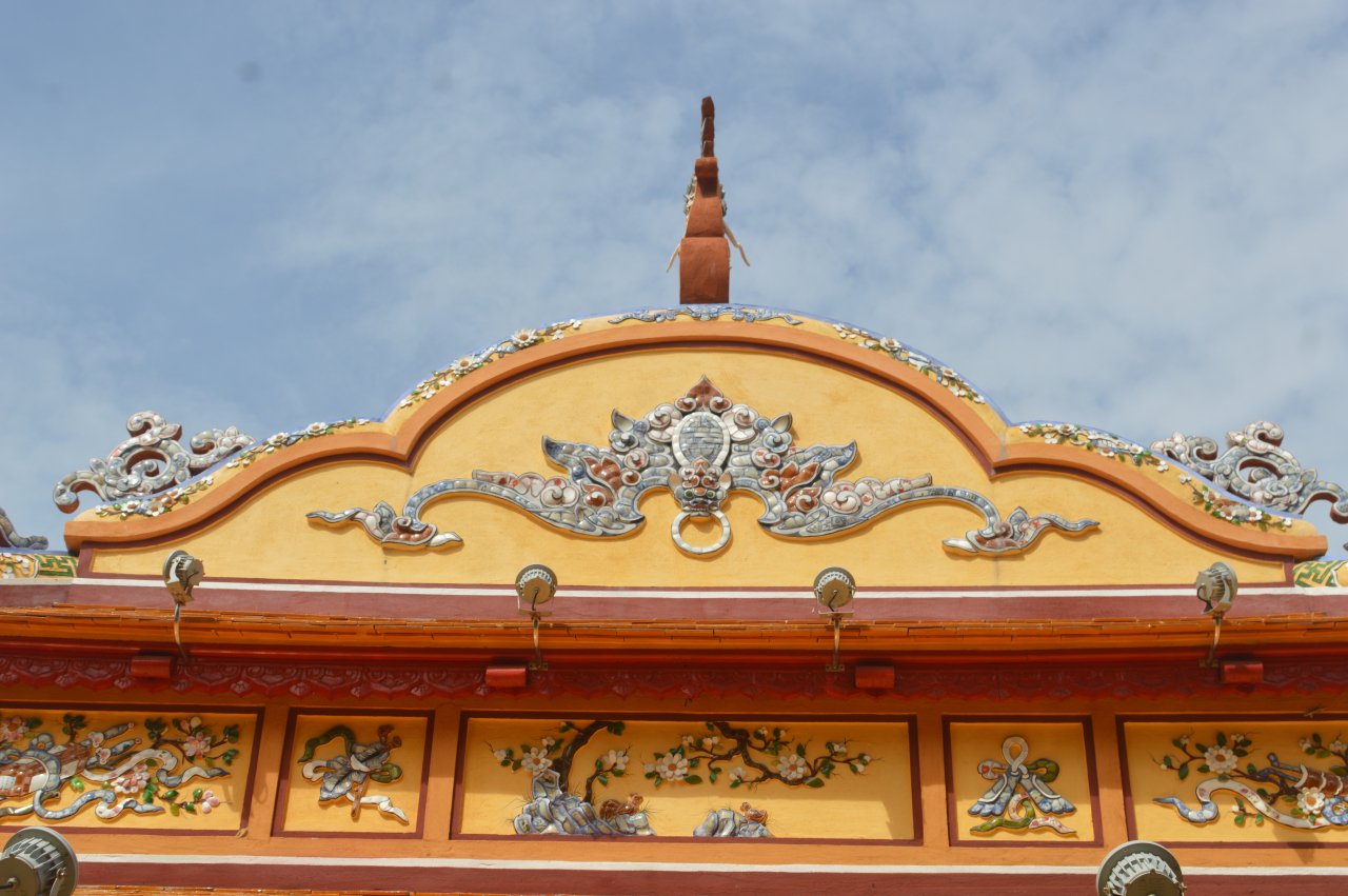 can-canh-cong-trinh-noi-nha-vua-tung-ra-hong-mat-ben-bo-song-huong-tho-mong