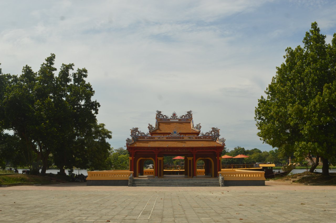 can-canh-cong-trinh-noi-nha-vua-tung-ra-hong-mat-ben-bo-song-huong-tho-mong