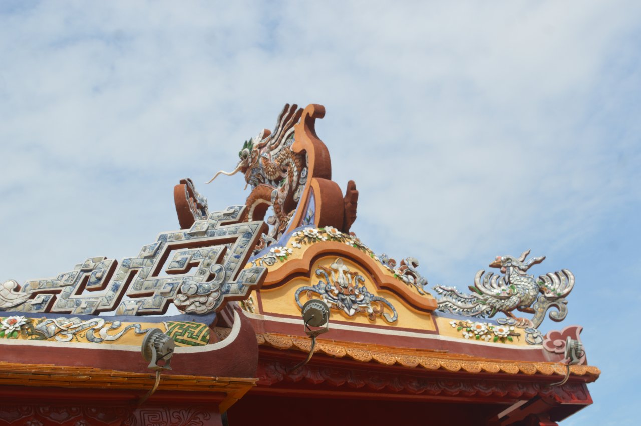 can-canh-cong-trinh-noi-nha-vua-tung-ra-hong-mat-ben-bo-song-huong-tho-mong