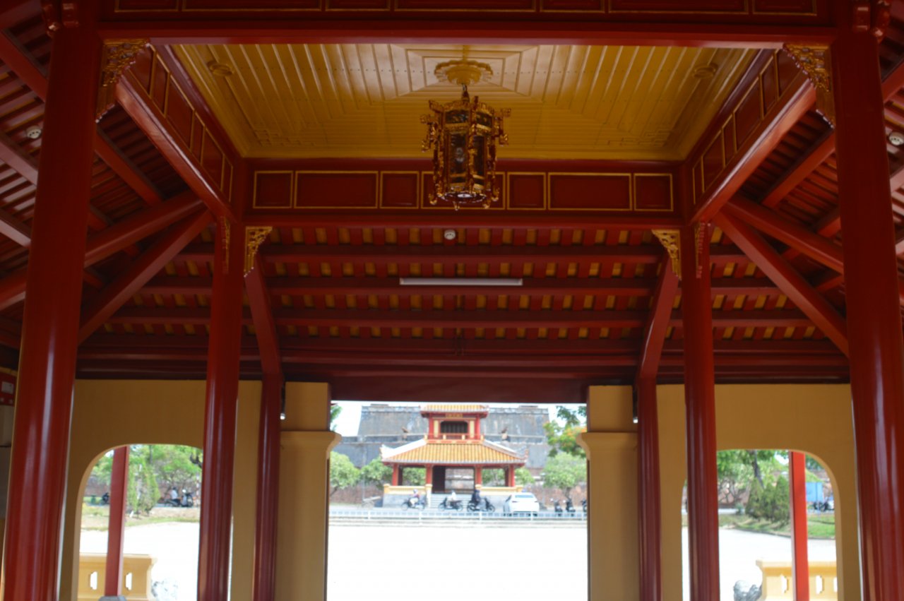 can-canh-cong-trinh-noi-nha-vua-tung-ra-hong-mat-ben-bo-song-huong-tho-mong