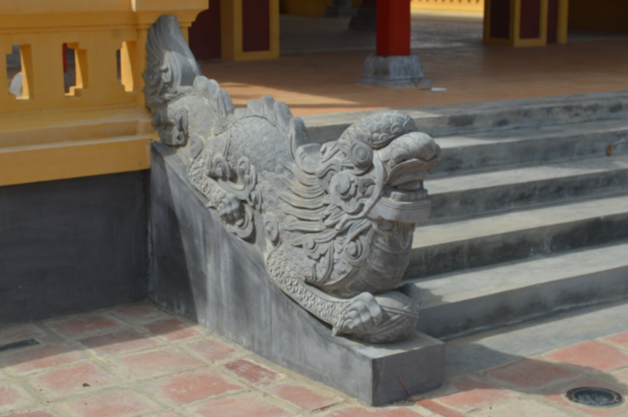 can-canh-cong-trinh-noi-nha-vua-tung-ra-hong-mat-ben-bo-song-huong-tho-mong