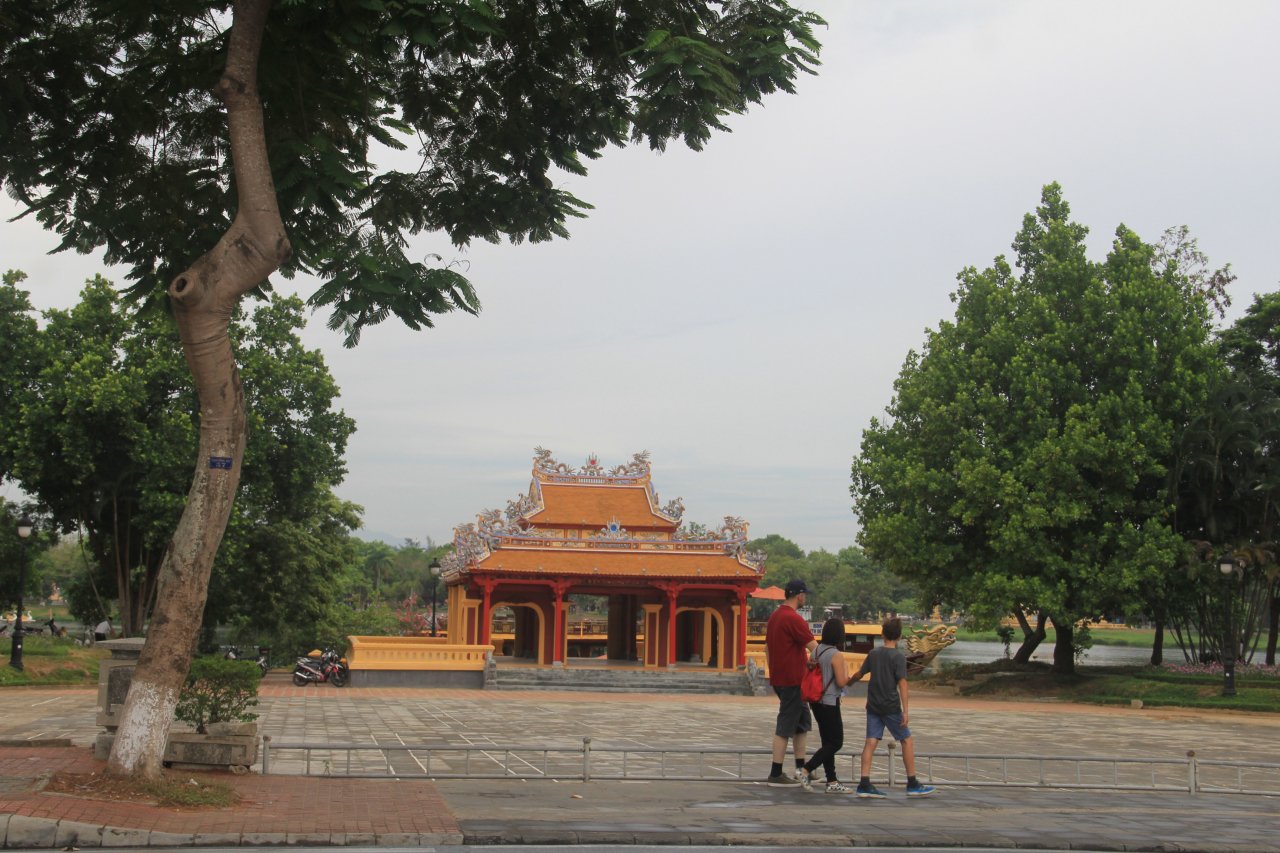 can-canh-cong-trinh-noi-nha-vua-tung-ra-hong-mat-ben-bo-song-huong-tho-mong