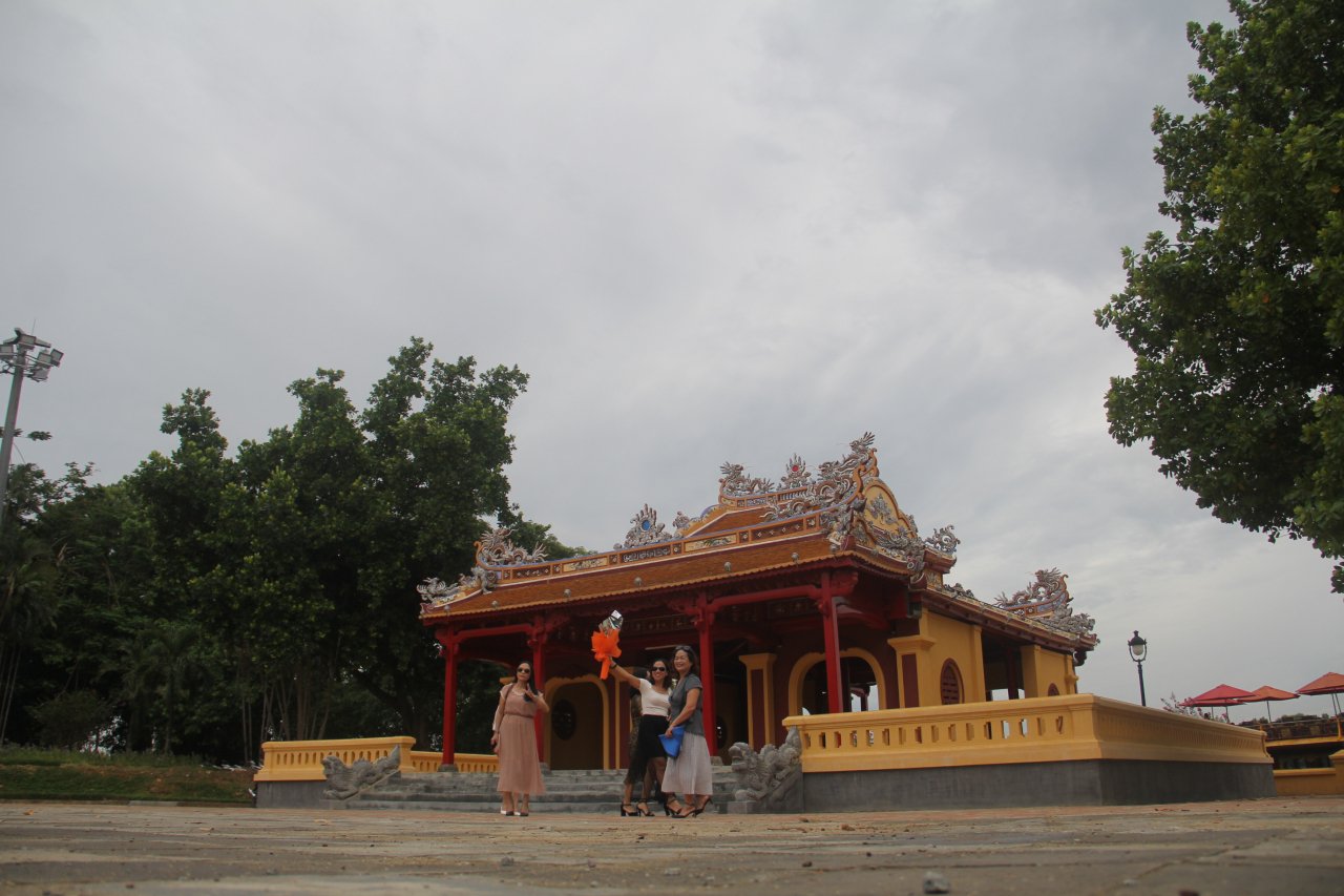 can-canh-cong-trinh-noi-nha-vua-tung-ra-hong-mat-ben-bo-song-huong-tho-mong