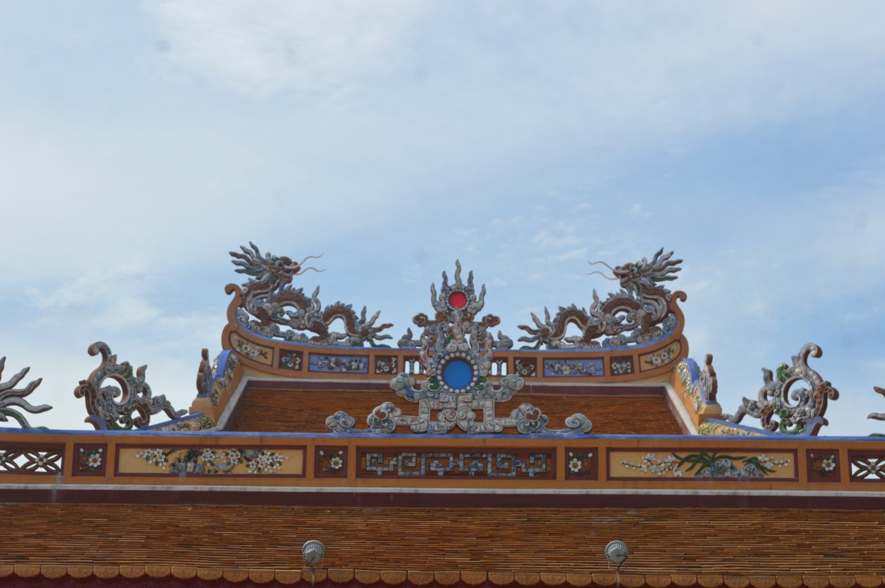 can-canh-cong-trinh-noi-nha-vua-tung-ra-hong-mat-ben-bo-song-huong-tho-mong