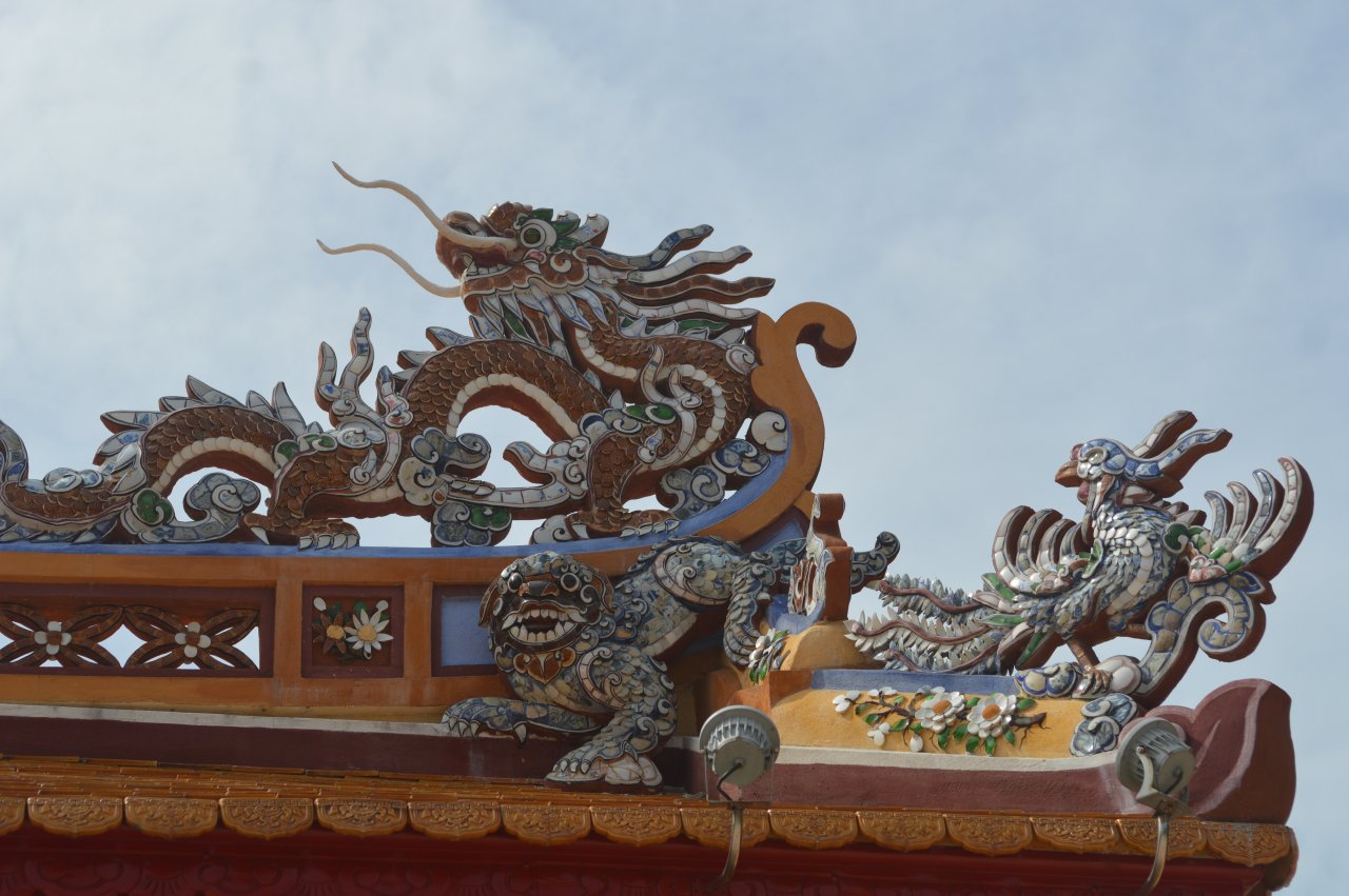 can-canh-cong-trinh-noi-nha-vua-tung-ra-hong-mat-ben-bo-song-huong-tho-mong