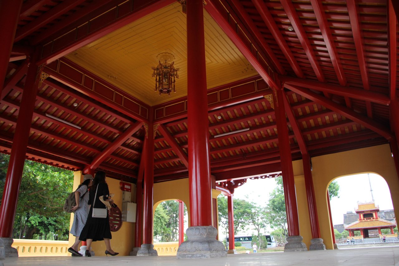 can-canh-cong-trinh-noi-nha-vua-tung-ra-hong-mat-ben-bo-song-huong-tho-mong