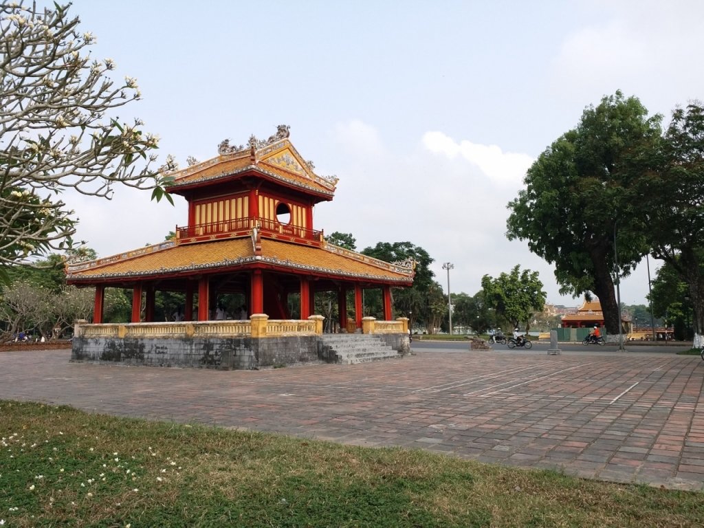 can-canh-cong-trinh-noi-nha-vua-tung-ra-hong-mat-ben-bo-song-huong-tho-mong