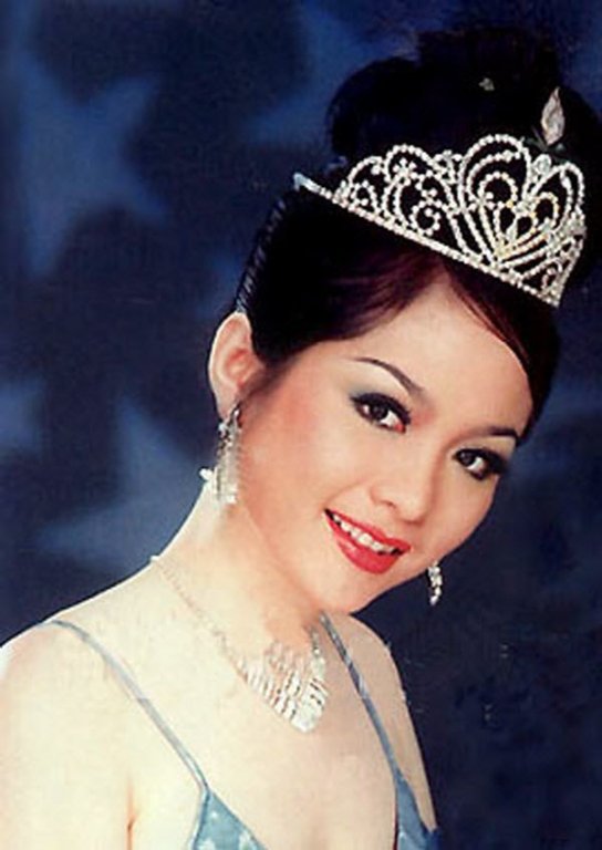 nhung hoa hau, a hau xuat than tu dai hoc ngoai thuong hinh 10