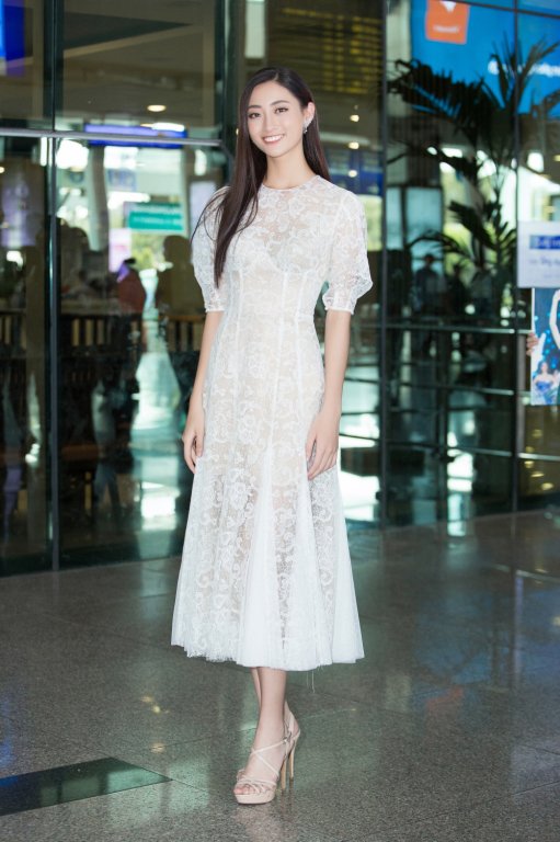 Hoa hau Luong Thuy Linh cung 2 A hau rang ro tai san bay, hanh phuc khi duoc fan chao don hinh anh 2