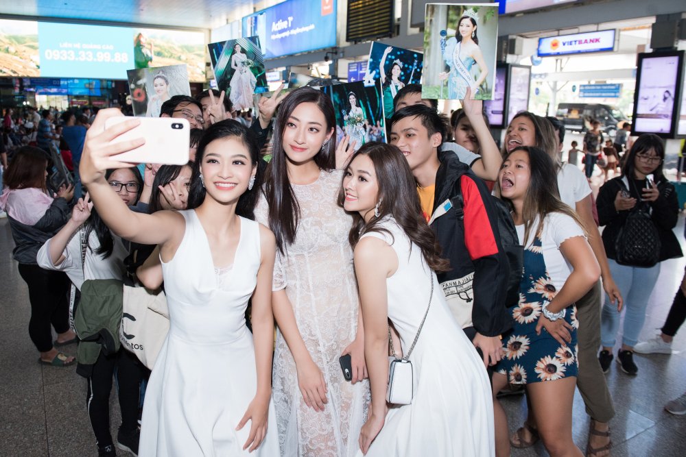 Hoa hau Luong Thuy Linh cung 2 A hau rang ro tai san bay, hanh phuc khi duoc fan chao don hinh anh 9