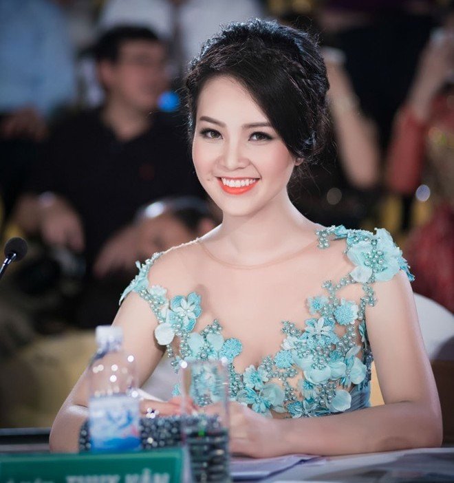 nhung hoa hau, a hau xuat than tu dai hoc ngoai thuong hinh 7