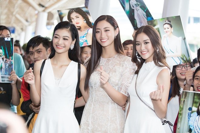 Hoa hậu Lương Thùy Linh và 2 Á hậu xuất hiện xinh đẹp, gây náo loạn sân bay Tân Sơn Nhất, TP.HCM. 