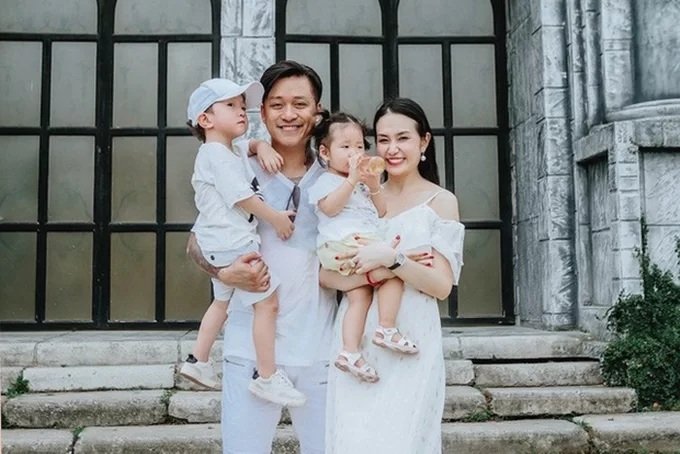 Thu Hương - bà xã Tuấn Hưng - sinh con thứ 3 tại một bệnh viện ở Hà Nội vào sáng nay ngày 5/8. Bé trai nặng 3 kg, chào đời bằng phương pháp sinh mổ.