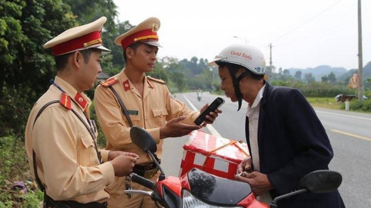 Sau hơn 1,5 nghìn lượt kiểm tra, cảnh sát phát hiện 7 trường hợp dương tính với ma túy, 78 trường hợp tài xế có nồng độ cồn quá quy định.
