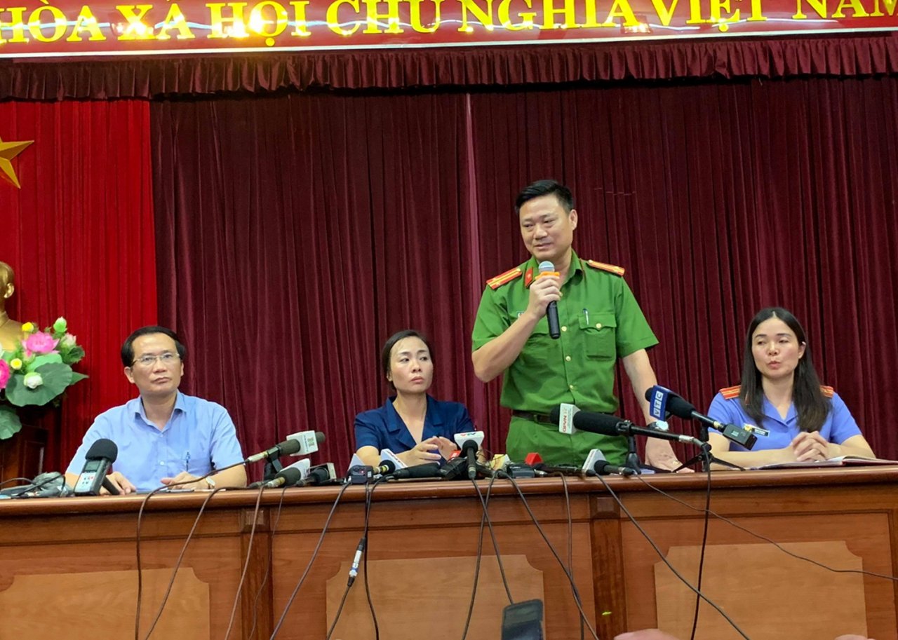 khoi-to-vu-an-be-trai-lop-1-tu-vong-vi-bi-bo-quen-xe-dua-don-cua-truong-quoc-te-gateway