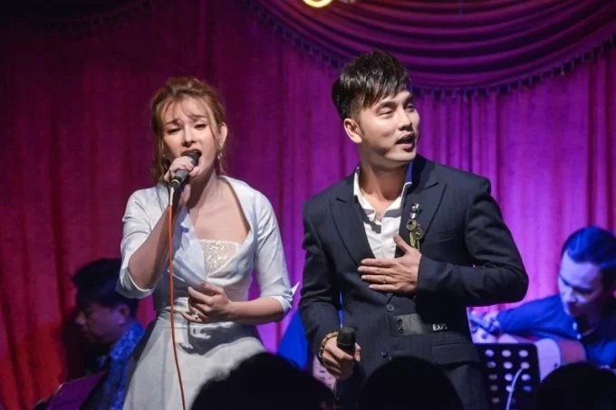 Thu Thủy vẫn cố gắng đi diễn như hợp đồng đã ký giữa ồn ào để chồng trễ ngược đãi con trai. 