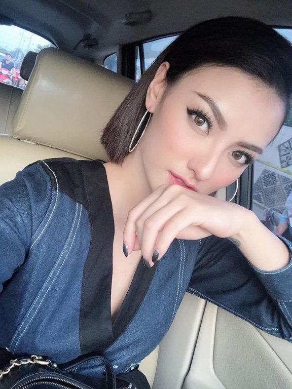 Cũng là bà mẹ có con nhỏ, Hồng Quế thể hiện sự phẫn nộ khi trường gắn mác quốc tế, thu học phí cao ngất ngưởng nhưng lại làm việc vô trách nhiệm: