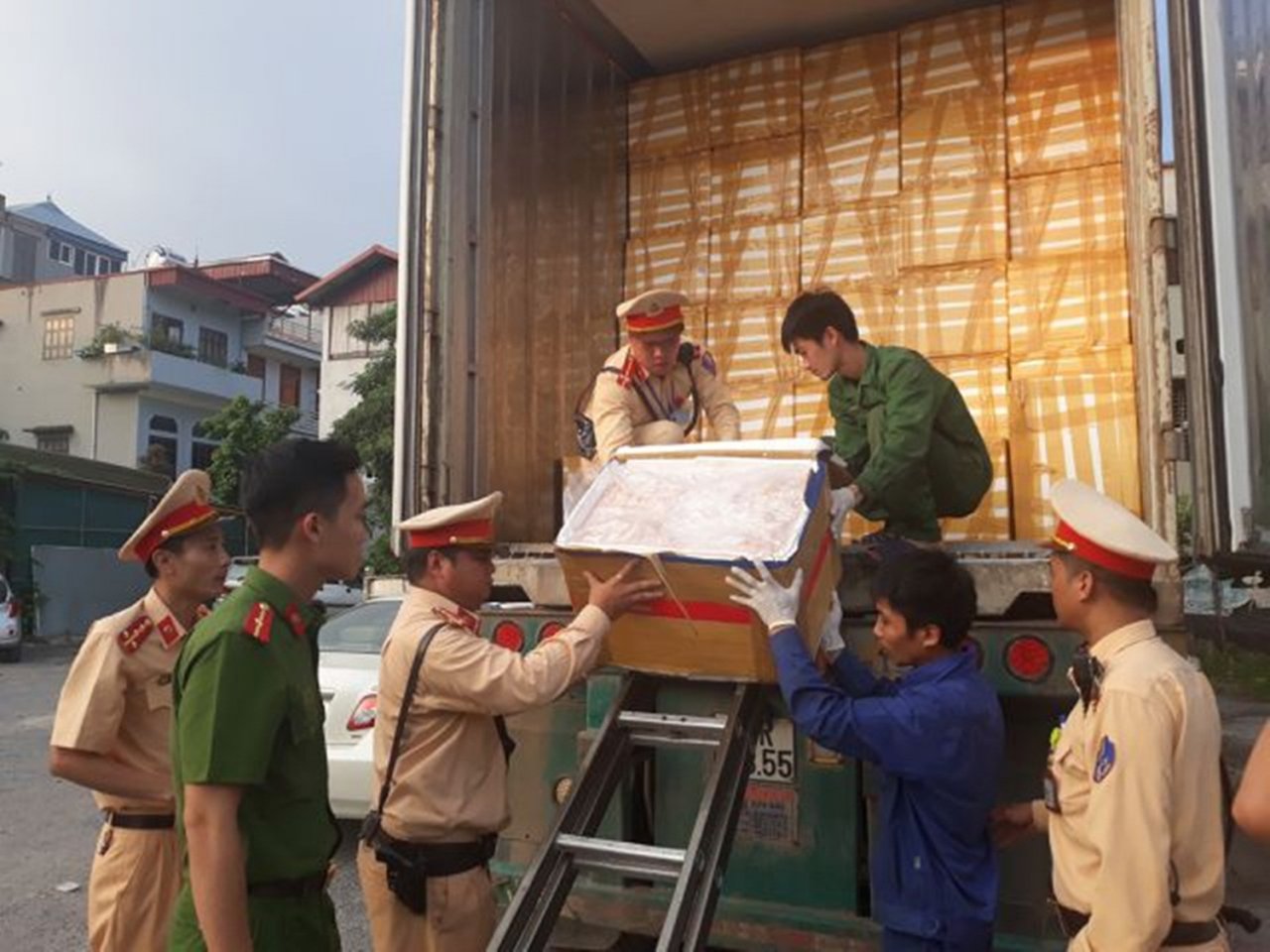 Công an kiểm đếm số nội tạng trên xe.