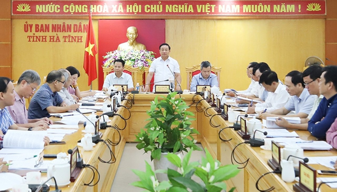Buổi họp nghe báo cáo nguyên nhân gây ra hiện tượng ô nhiễm nguồn nước tại đập dâng Ngàn Trươi. (Ảnh: Báo Hà Tĩnh).
