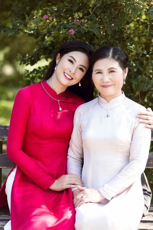 Hoa hậu Ngọc Hân hiếm hoi khoe ảnh bên mẹ ruột. Người đẹp còn viết tâm thư xúc động gửi tới đấng sinh thành: 