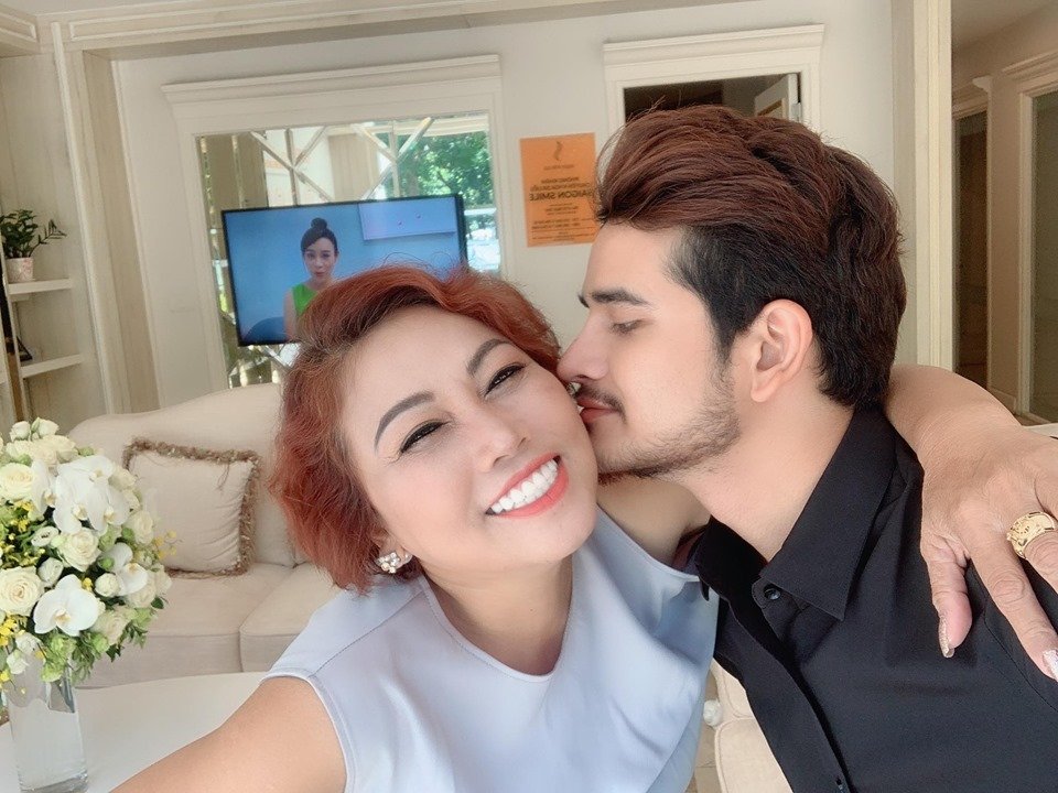 sau-on-ao-vo-no-siu-black-bat-ngo-xuat-hien-tinh-tu-ben-trai-tre-ngoai-quoc