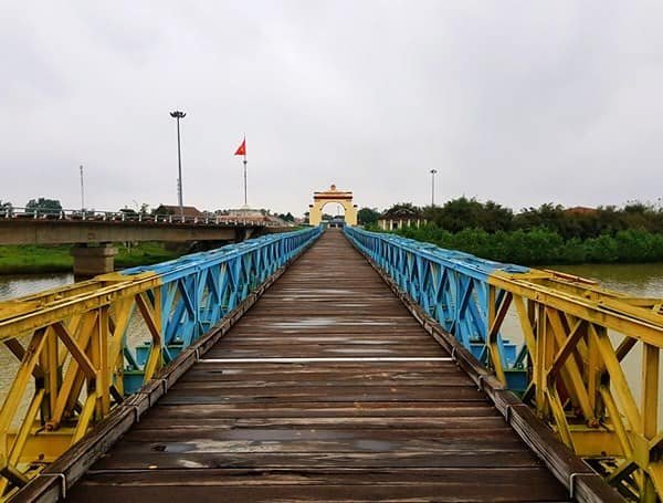 tham-cay-cau-lich-su-doi-bo-hien-luong-ben-hai
