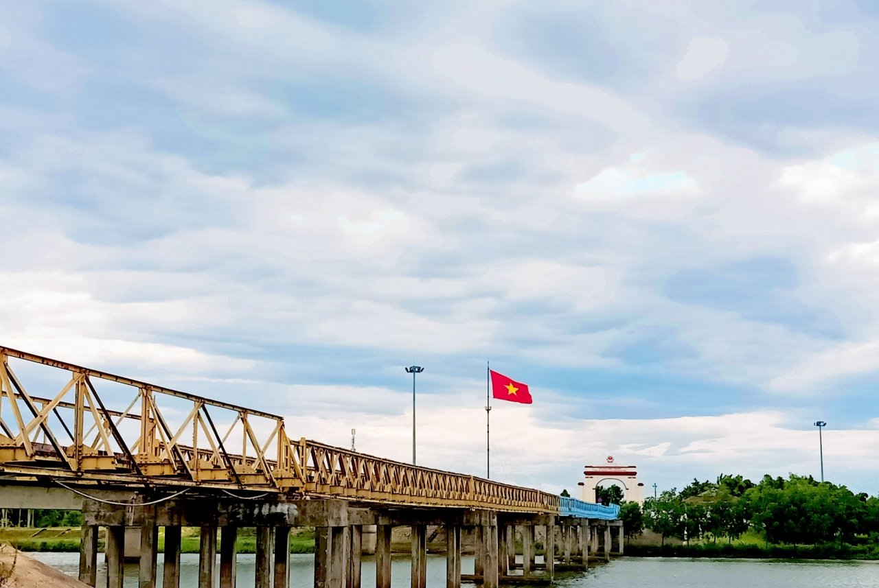 tham-cay-cau-lich-su-doi-bo-hien-luong-ben-hai