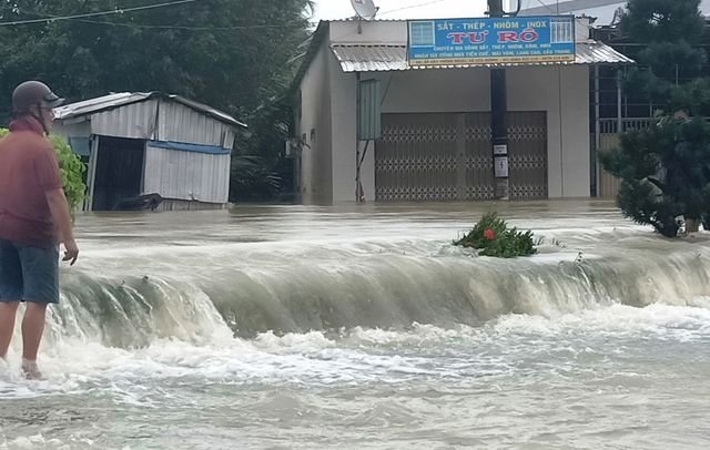 Phú Quốc lũ dâng cao ngang đầu người, huy động 1.000 quân cứu dân - 10