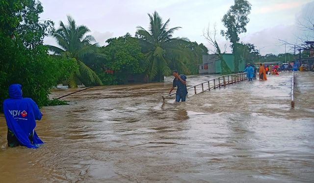 Phú Quốc lũ dâng cao ngang đầu người, huy động 1.000 quân cứu dân - 17