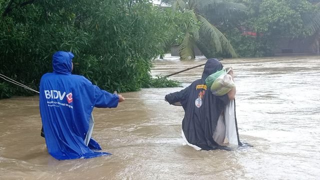 Phú Quốc lũ dâng cao ngang đầu người, huy động 1.000 quân cứu dân - 3