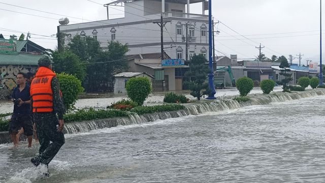 Phú Quốc lũ dâng cao ngang đầu người, huy động 1.000 quân cứu dân - 16