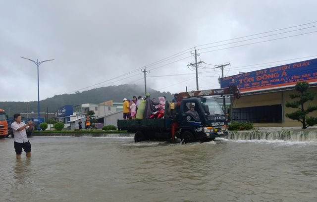 Phú Quốc lũ dâng cao ngang đầu người, huy động 1.000 quân cứu dân - 9