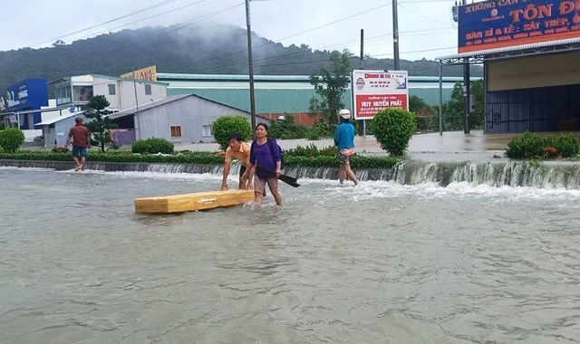 Phú Quốc lũ dâng cao ngang đầu người, huy động 1.000 quân cứu dân - 11