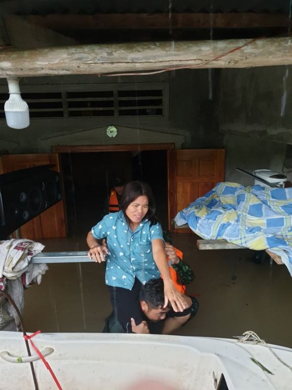 Phú Quốc lũ dâng cao ngang đầu người, huy động 1.000 quân cứu dân - 8