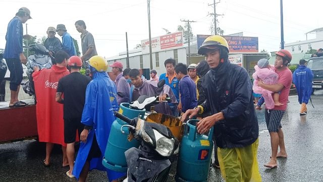Phú Quốc lũ dâng cao ngang đầu người, huy động 1.000 quân cứu dân - 15