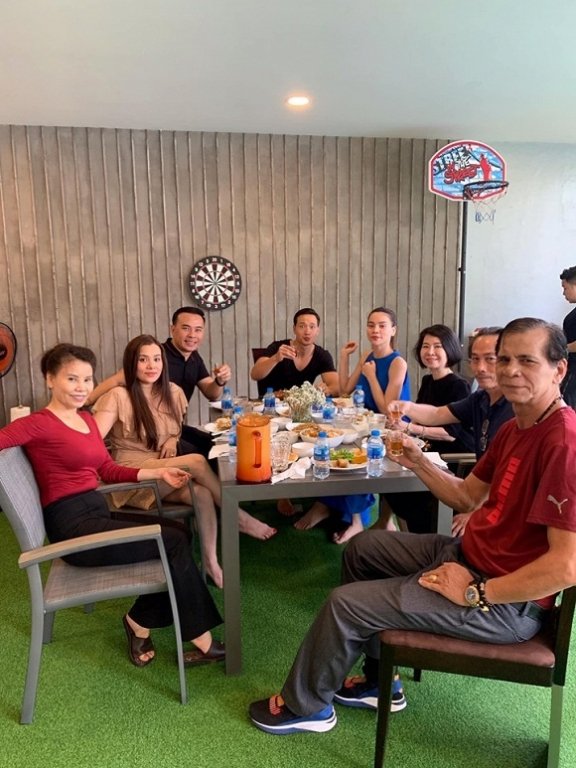 Kim Lý vui vẻ ăn uống bên gia đình Hồ Ngọc Hà.
