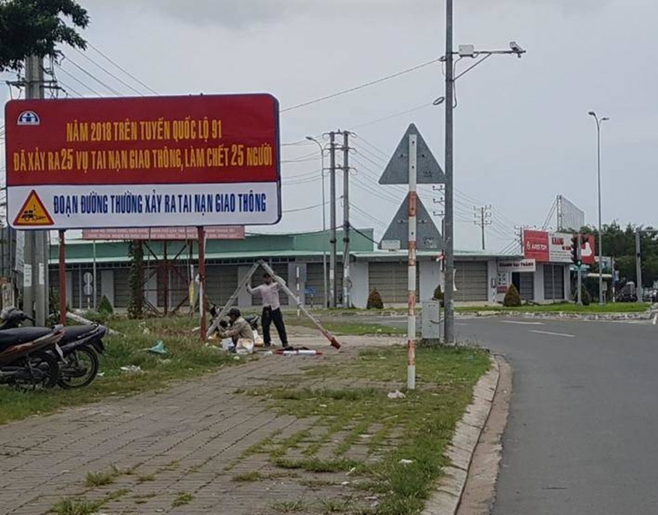 Hình ảnh Pano tuyên truyền về ATGT ở Cần Thơ. (Ảnh: Báo Giao Thông).
