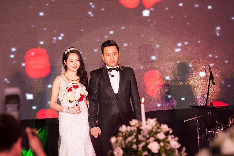 Tuấn Hưng và Thu Hương tổ chức đám cưới vào năm 2014. Bà xã nam ca sĩ sở hữu nhan sắc xinh đẹp, sinh ra trong gia đình khá giả và kém anh 13 tuổi. Thời điểm tổ chức hôn lễ, Thu Hương đã mang bầu 3 tháng.