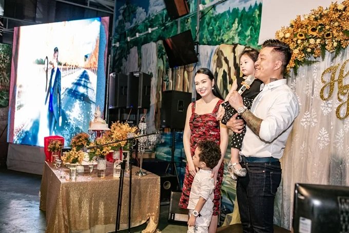 Gia đình Tuấn Hưng trong tiệc kỷ niệm 5 năm ngày cưới hồi tháng 4.