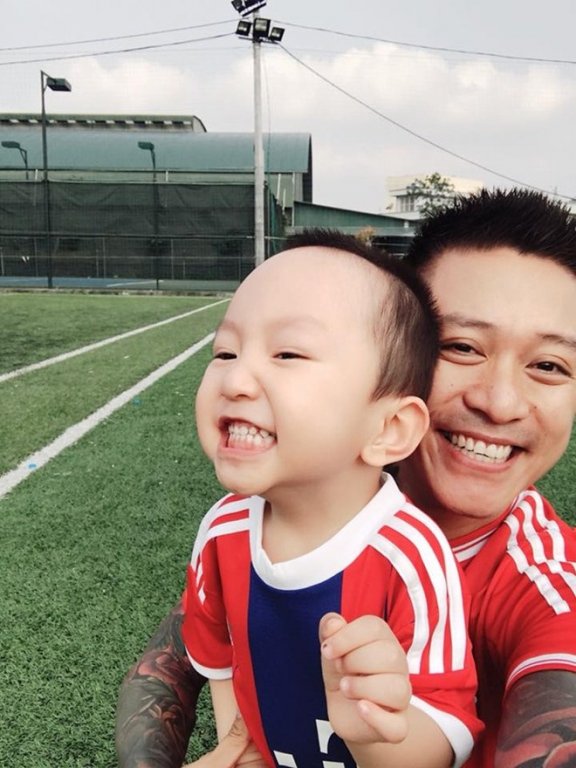 Khán giả cảm nhận cuộc sống sau sân khấu của Tuấn Hưng viên mãn, khi anh thường thể hiện tình yêu với bà xã Thu Hương, hay cách anh chăm các con.