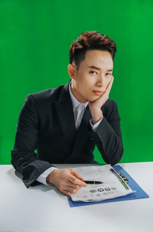 Trước tin đồn trong showbiz chỉ chơi với mỗi Thu Minh và không có mối quan hệ với đồng nghiệp khác, Trúc Nhân cho biết: